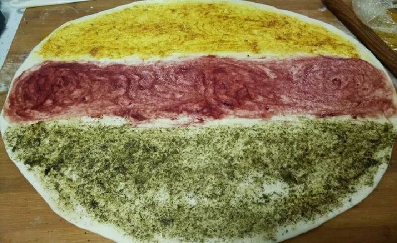 "你看每年做的月饼里,千层饼里,苦豆子,姜黄,红曲都有.