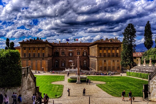 宫殿的后面是波波利花园,电影《但丁密码》的