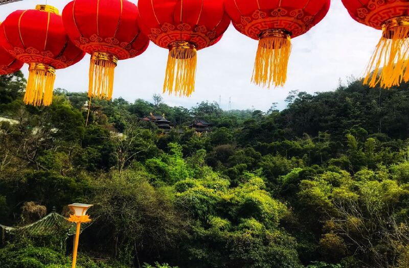 大寒时节厦门中岩寺的红灯高高挂起祈福一年更比一年好