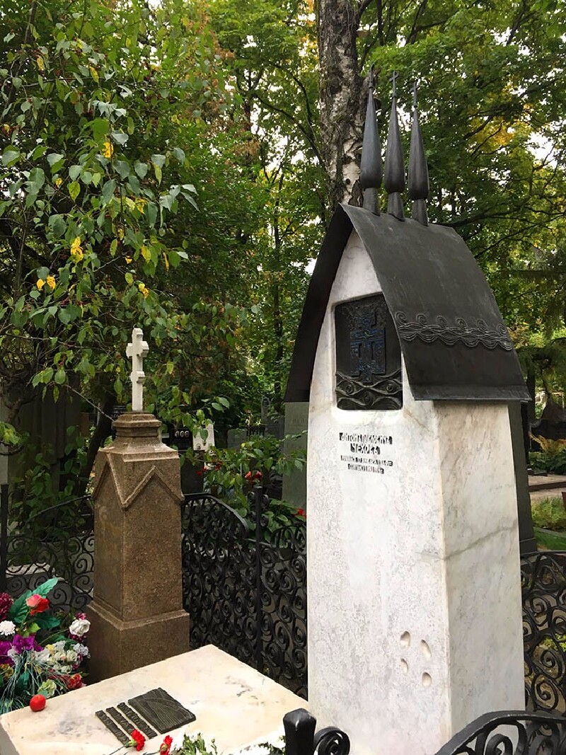 的墓地距果戈里的墓地不远,他的代表作有《变色龙》和《套中人》等