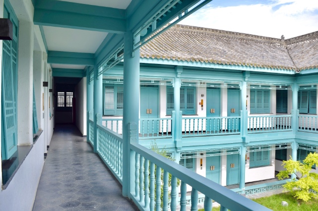 客栈一共52间客房,多种房型可选,保留了旧屋最