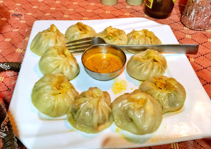 喝着热巧克力,吃着地道的尼泊尔饺子和鸡肉咖喱,小伙伴们促膝而坐,边