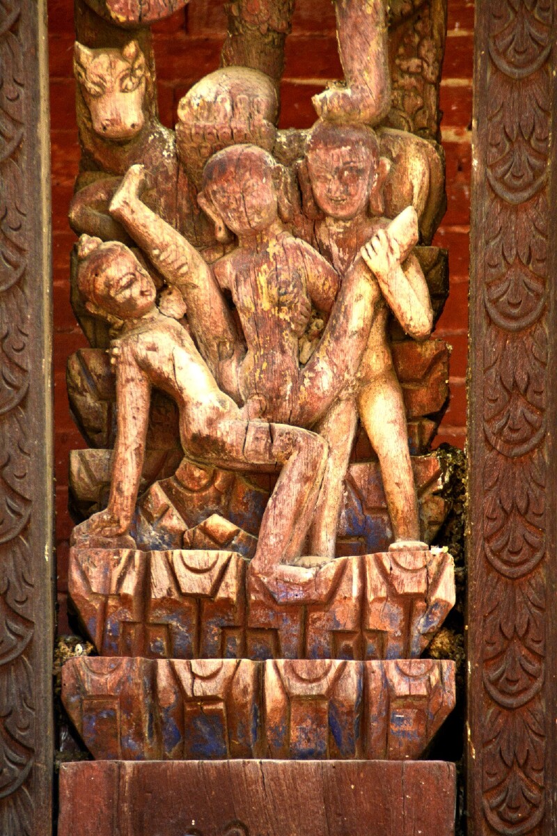 被当地人称为性庙.这些木雕年代久远,很多已经坏了.