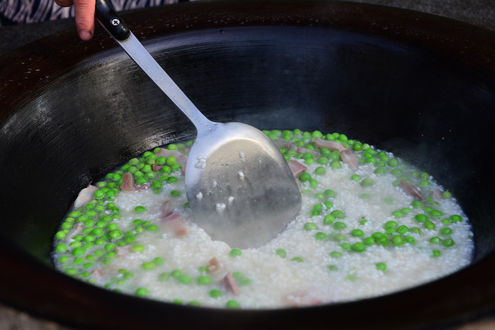 完全就地取材的野火饭,主料是大米,经典的配料由咸肉,春笋,豌豆和荞葱