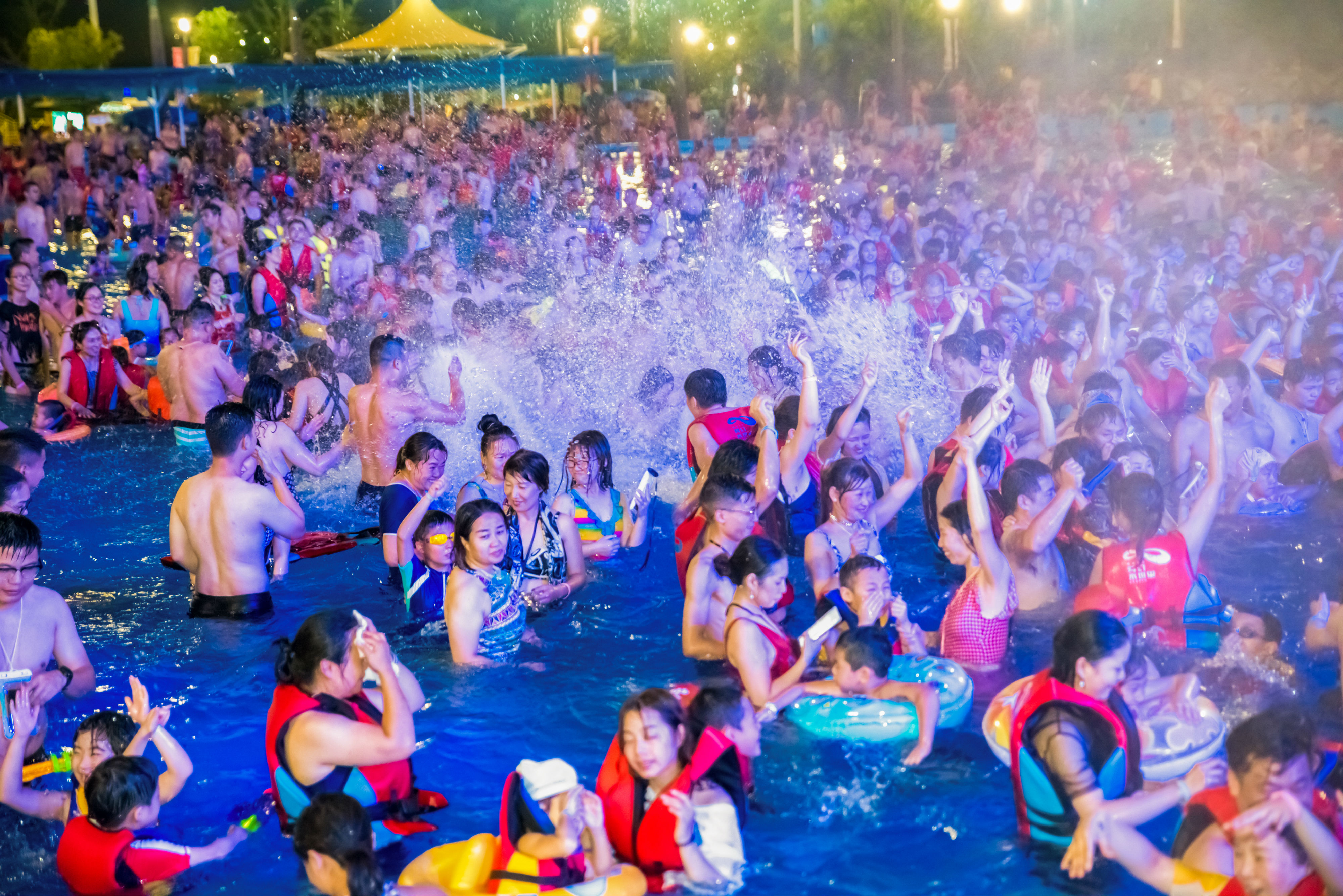 绍兴镜湖乐园梦幻水世界镜湖乐园梦幻水世界内环形的主园路将"精灵岛"