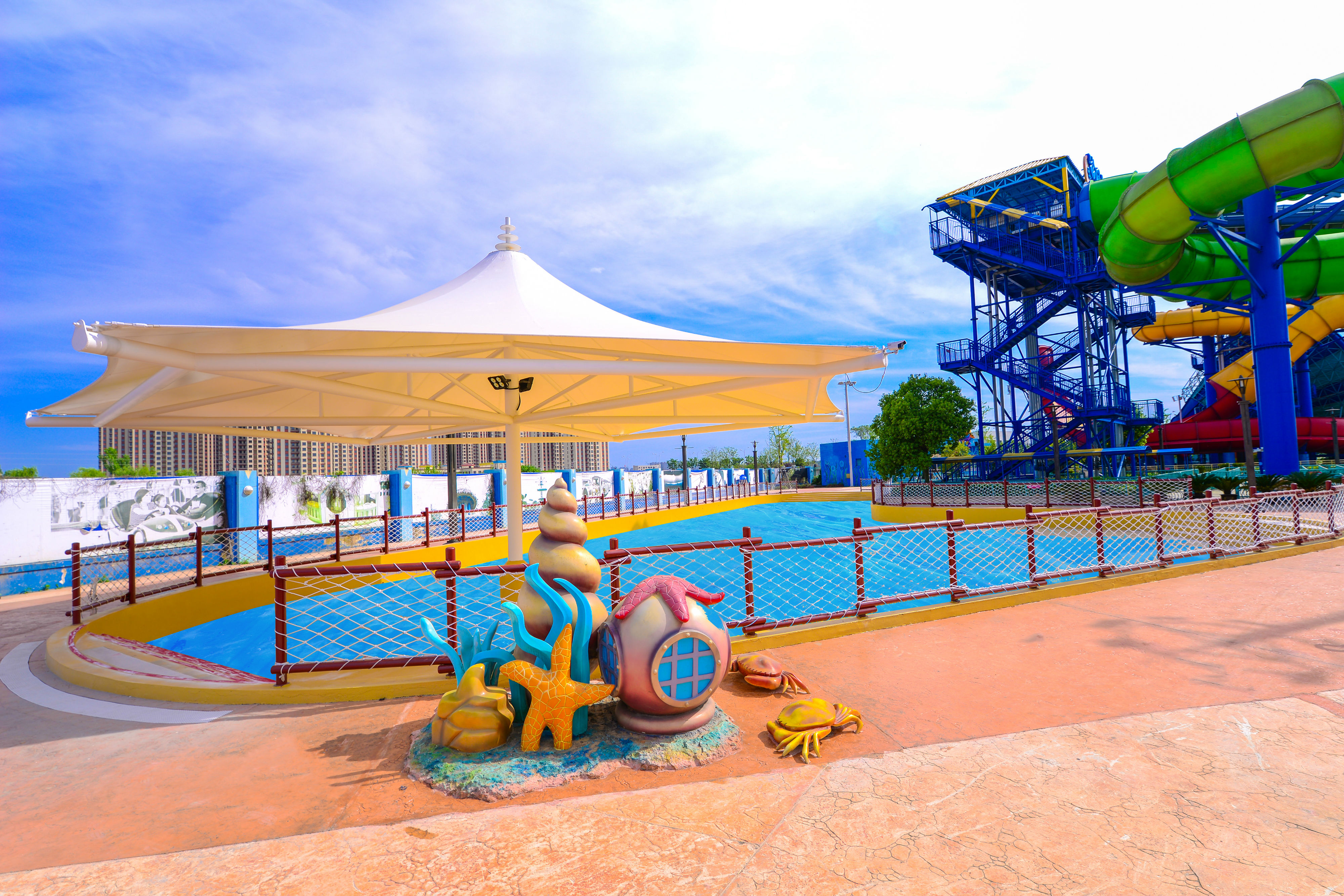 沿梅南路步行约8分钟至镜湖乐园梦幻水世界