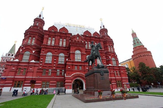 是一座建筑造型非常美丽且极具新俄罗斯风格的朱红色建筑,在它的两侧