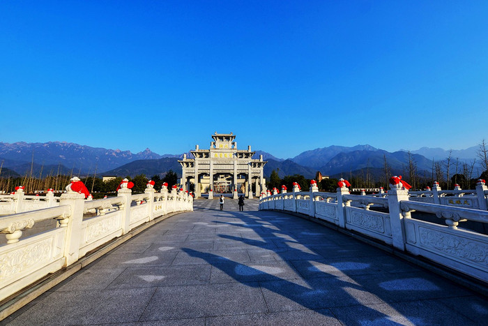 過五福橋,穿過大願牌樓,就是大願文化園的票務中心,遊客服務中心,以及