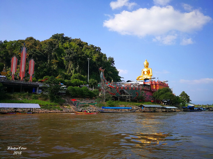 遠觀之後遊船掉頭,朝河對岸的老撾駛去,遠遠地就看見老撾堤岸用石頭壘