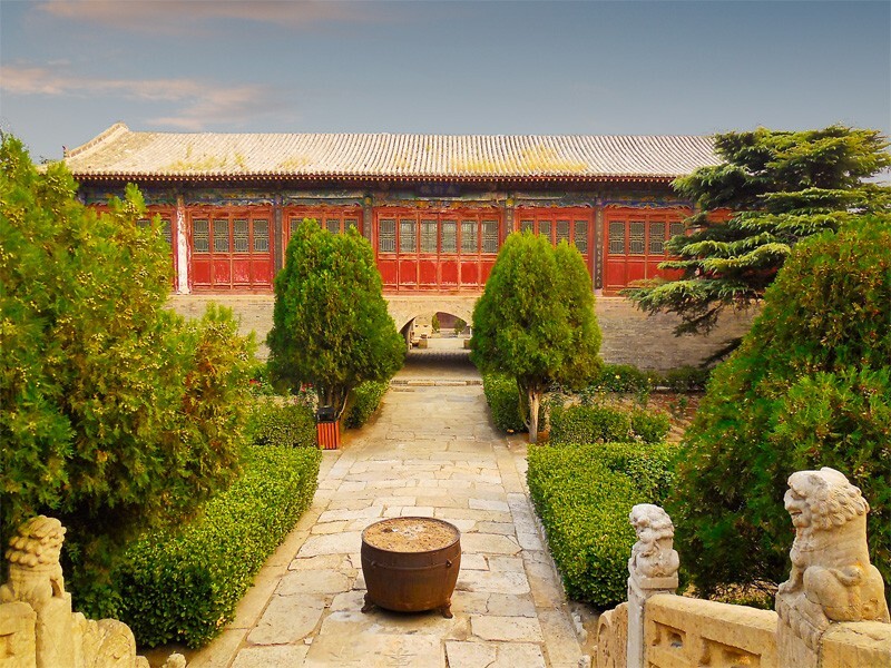 从这个小门过去就是后院独特的斗拱进去后首先看见的是三个连在一起的