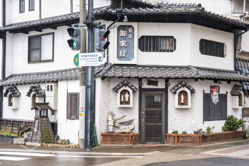 老街上非常有名的海鮮店:老街再現了明治初期的形態,適合緩步前行