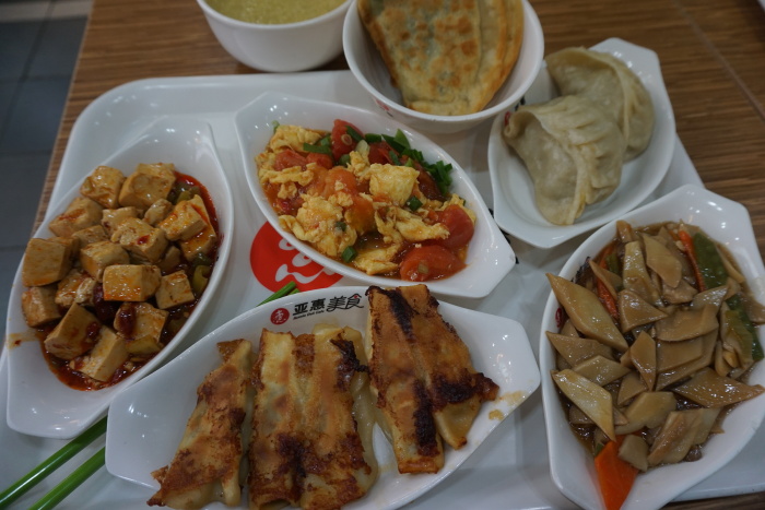 回到大连,轻轨站附近吃点快餐.