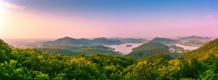沿千年古道登鹰巢顶,蓝天白云下,浩淼 东海 则似一位雄健男子,用宽阔