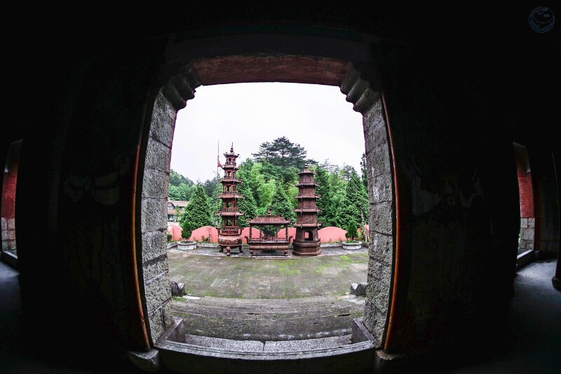 方圆百里的龙泉,庄元,景宁三地菇客男女都来凤阳庙进香,拜奠吴三公,以