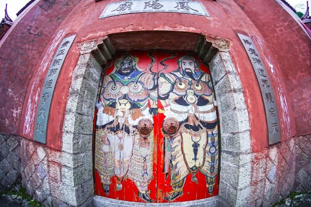 方圆百里的龙泉,庄元,景宁三地菇客男女都来凤阳庙进香,拜奠吴三公,以