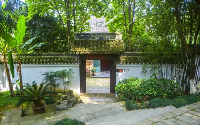 金九在 上海 组织"虹口公园"爆炸事件后,在南北湖载青别墅避难半年 之