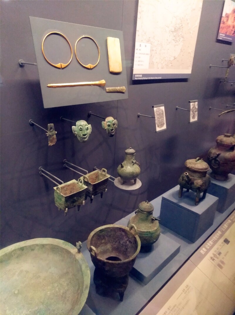 博物馆一楼有纪念品商场,出售一些比如兔儿爷之类的北京传统玩具