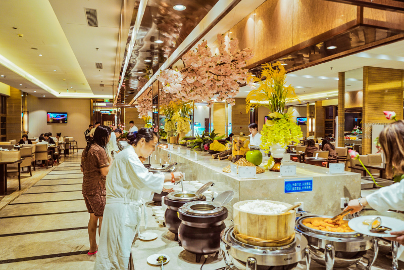 温泉山庄的自助餐厅       