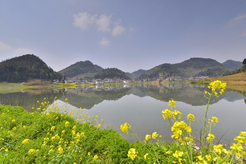 距县城54公里,出海南通道321国道线--大纳公路横穿麻城镇境内,是古城