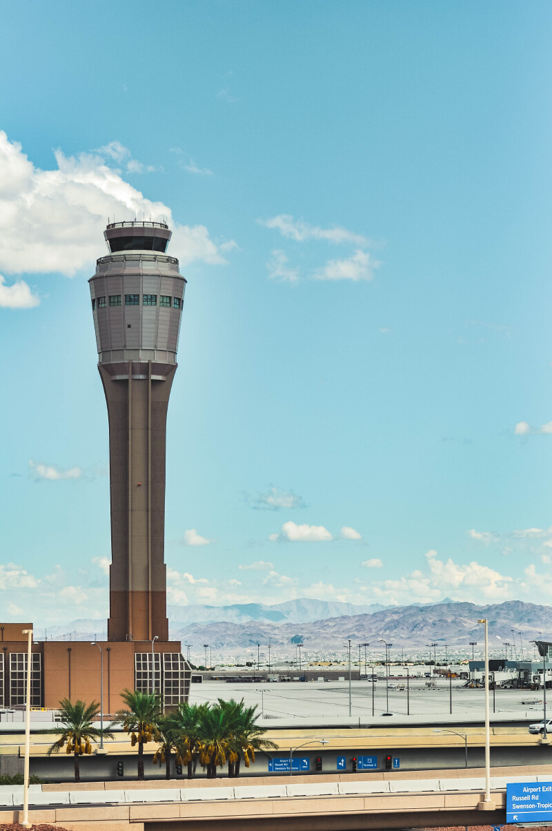 拉斯维加斯 ,在出境后去完行李就开始转航站楼, 洛杉矶 机场一共9个航