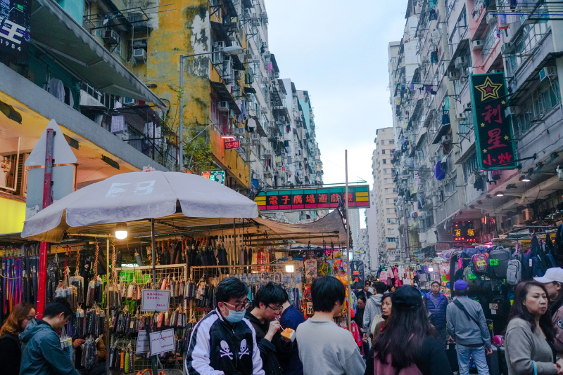 是的,这里就是市井人家,离不开繁华与尘埃