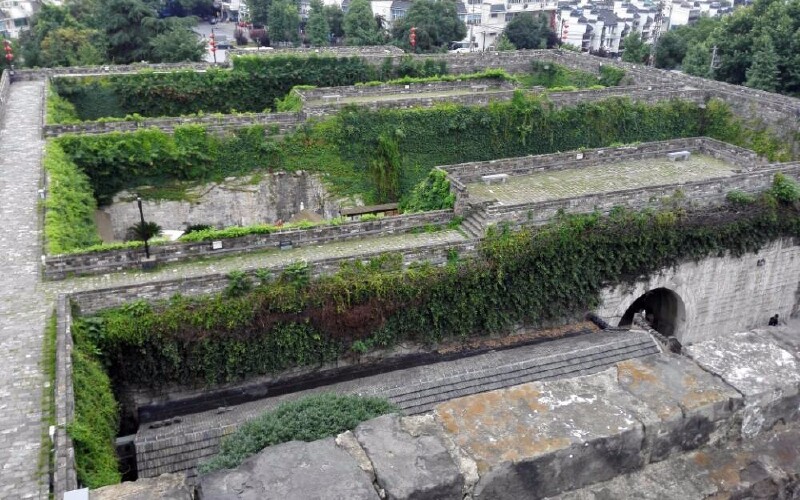 各城门原有双扇包铁门和可上下启动的千斤闸,内设有栓槽,用来供木栓