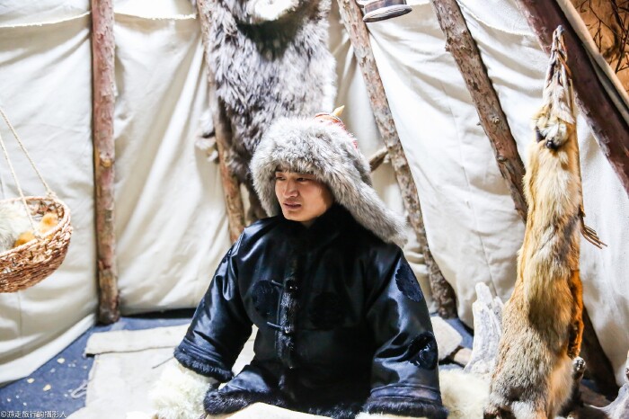 在这里穿上蒙古袍,配上腰带,戴上帽子,做了一会儿蒙古族的王爷.