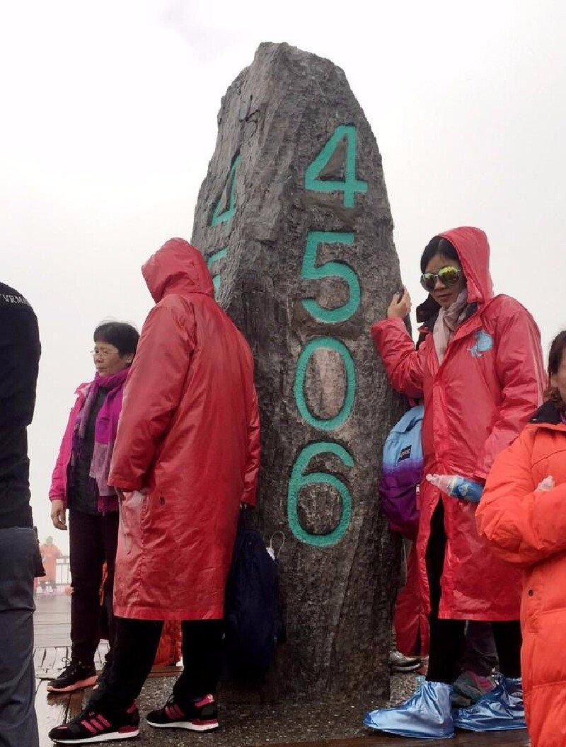 不过贴心的还是给我们了氧气和防寒服玉龙雪山拉市海湿地公园以后有