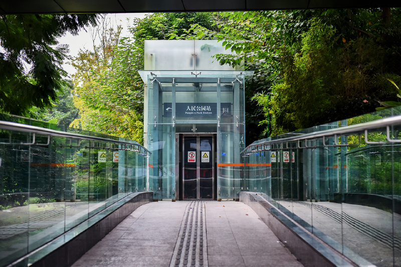 始建于1911年的成都人民公园,原名少城公园,它是一座集休闲娱乐,城市