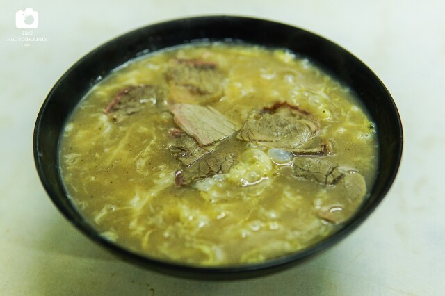 糁汤看起来神秘兮兮,说白了其实就是滚鸡汤冲生鸡蛋,再根据需要加几片