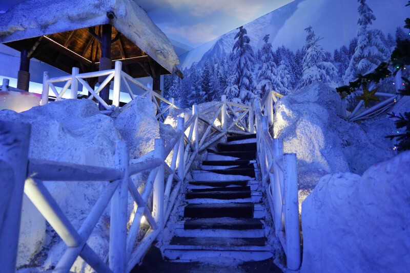 冰雪世界乍一看不太大,但是分成了两层,有真实的,也有3d画的虚拟布 