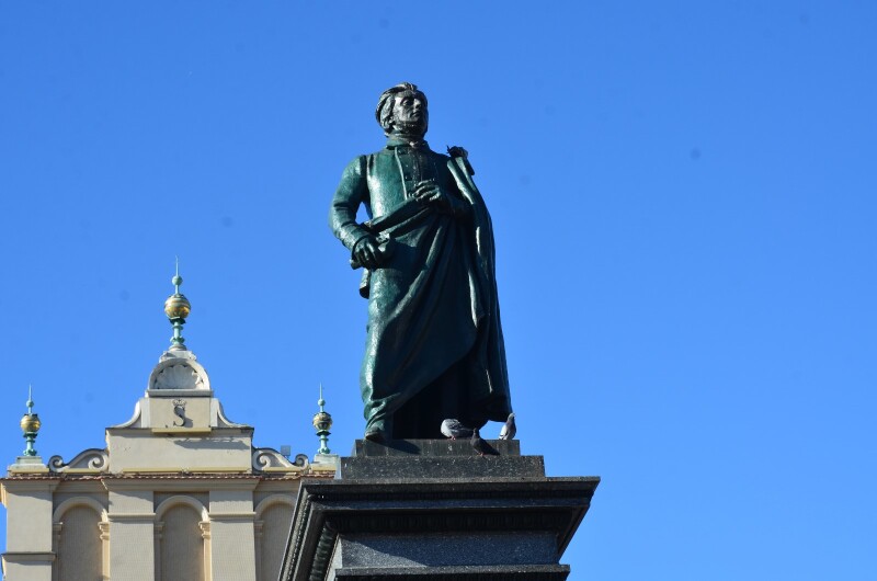 类似的纺织会馆也存在于其它欧洲城市,例如比利时伊佩尔纺织会馆,德国