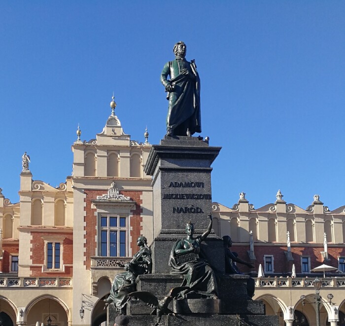 亚当密茨凯维奇是19世纪波兰伟大的浪漫主义诗人,人们为了纪念他建造