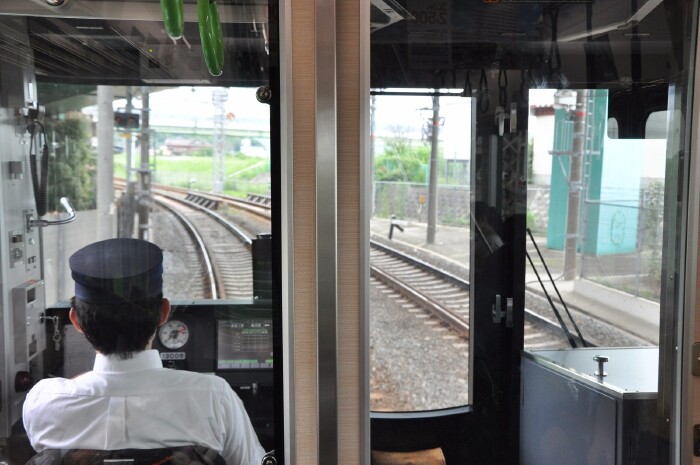 动画片里的列车长室,两旁的风景赞爆了!