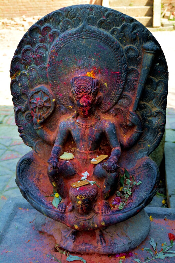 这是1600年以前的国宝,尼泊尔人就这样放在外面.