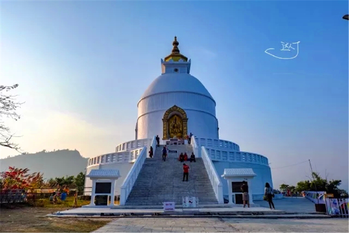 世界和平塔上,又见鱼尾峰雕像为日本妙法山寺大僧伽尼泊尔的和平使者