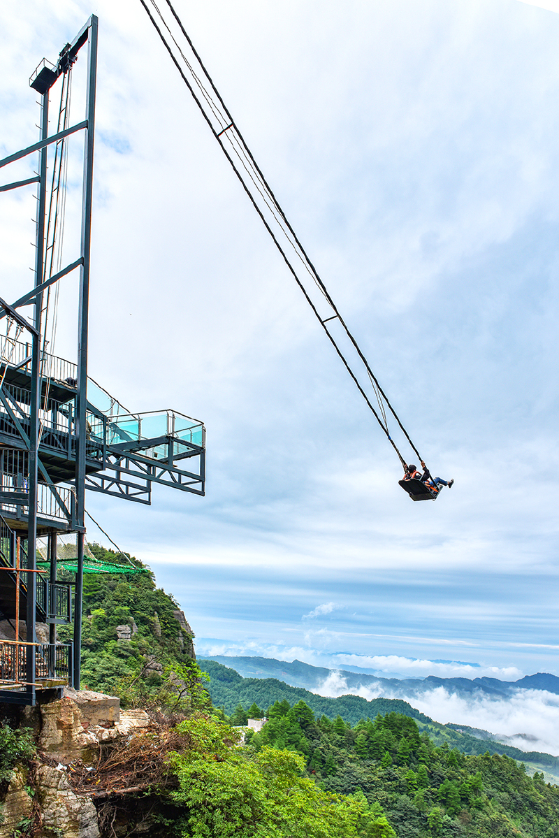 这里的18米悬崖秋千位于天空悬廊旁边,在离