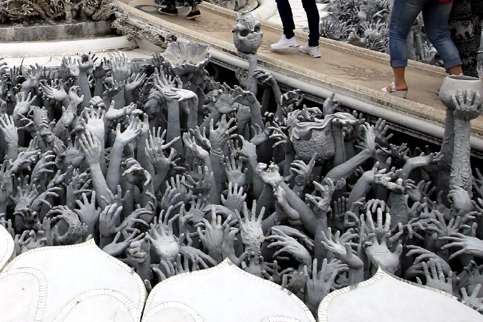 千百只手臂在桥下挥动,挣扎,哭喊,忏悔.地狱里的堕落的灵魂等待被救赎