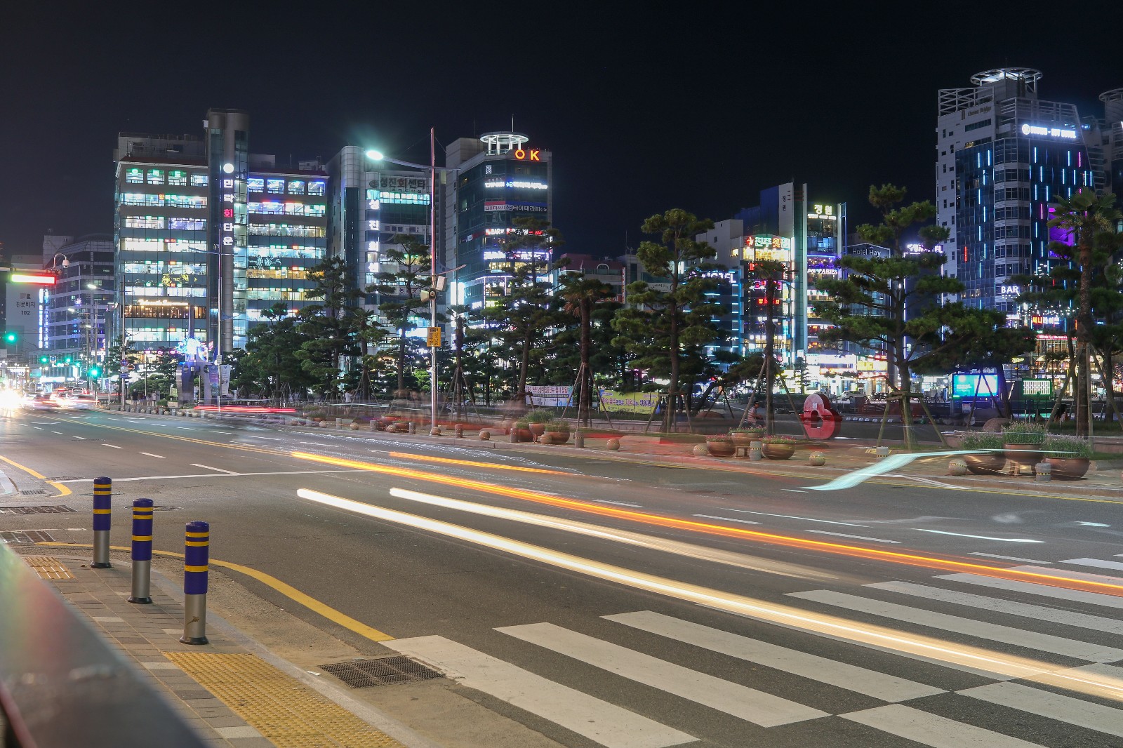 最喜歡走在他國夜晚的馬路上….