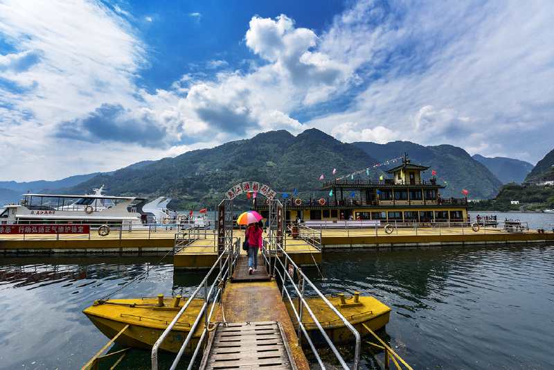 早餐后前往彭水万足码头,在这里乘船去往龚滩古镇,沿途游览乌江