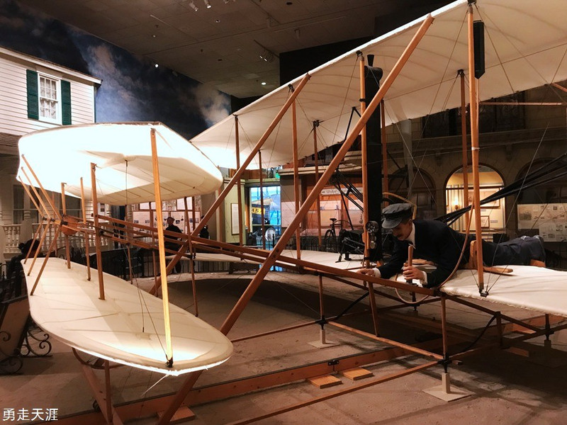 莱特兄弟:美国飞机发明家哥哥威尔伯·莱特和他的弟弟奥维尔·莱特