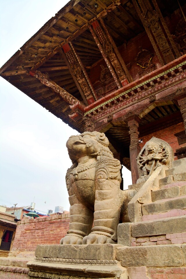 檐下柱头上刻有庙内供奉的主神吉祥天女的108个不同形象的彩色木雕