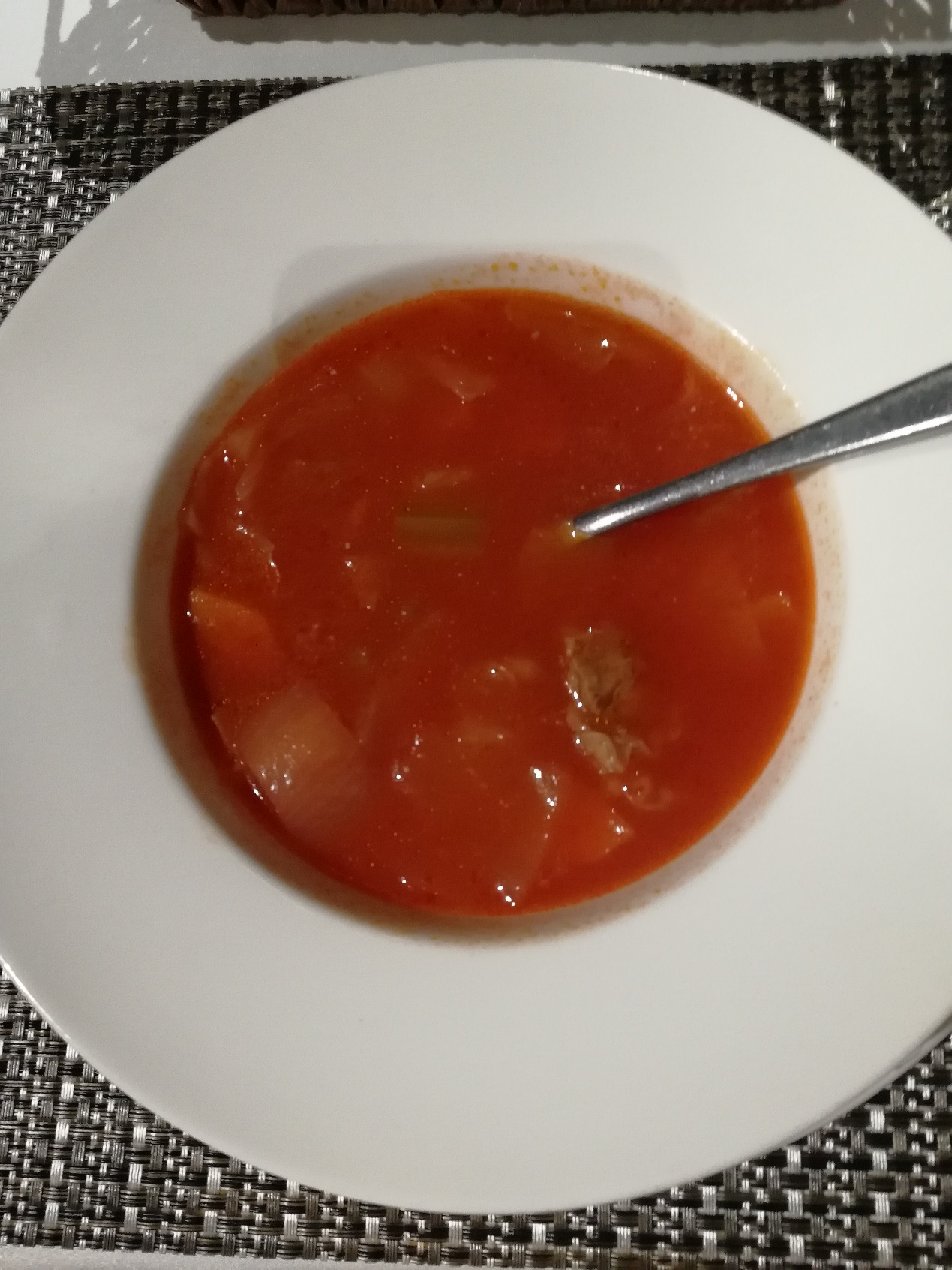 苏波汤,是一种俄式红菜汤,有西红柿牛腩菠菜制作而成的