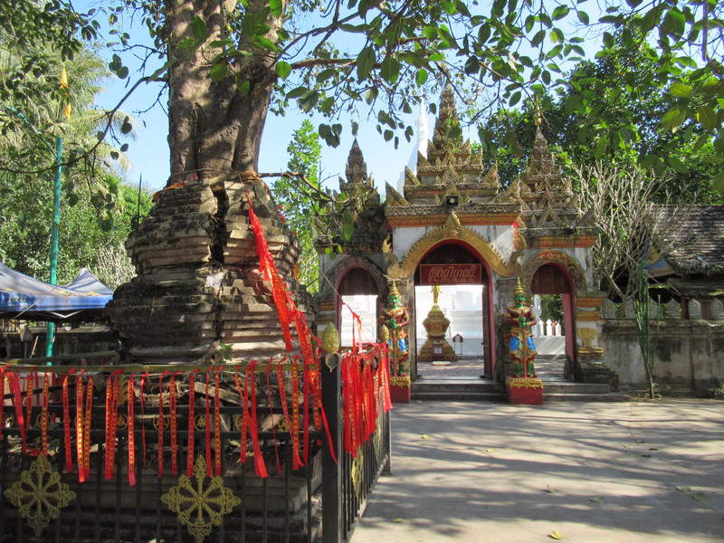 这是其中之一的曼听佛寺,当地人俗称:白塔寺已有1000多年的历史