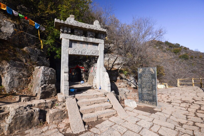 在少林寺背后五乳峰中峰上部有一天然石洞,为当年达摩