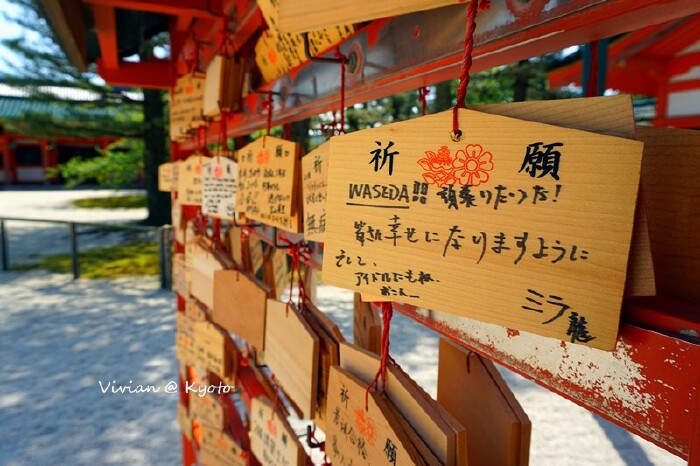 门前这两棵不是樱花树哦,是人们许的愿望,扎在了这许愿树上.保佑平安!