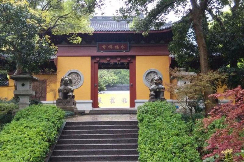 靈隱寺,又名雲林寺,位於浙江省杭州市,背靠