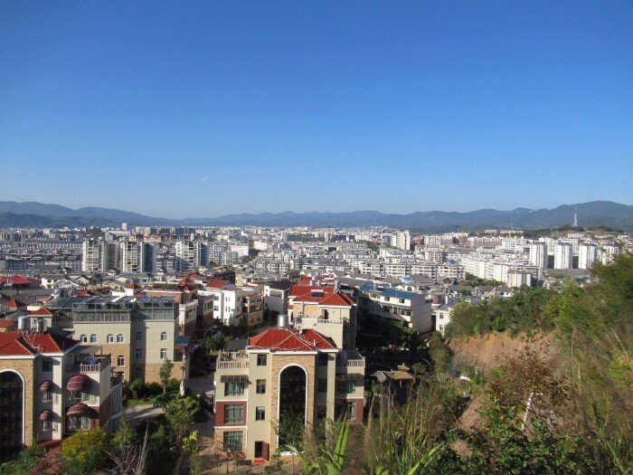 普洱市四面环山,地势平坦,温度适宜,空气洁净,是一块风水宝地.