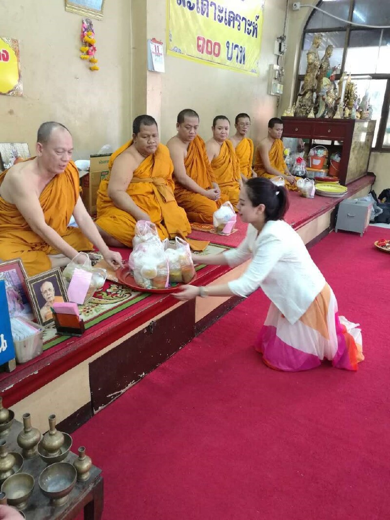 走进泰国了解泰国的佛牌文化和泰国人一起礼佛