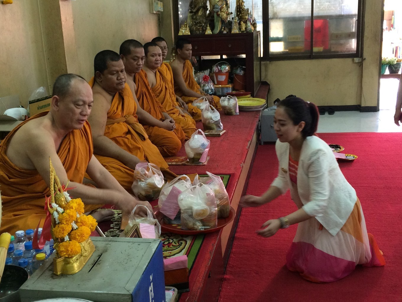 走进泰国--了解泰国的佛牌文化 和泰国人一起礼佛